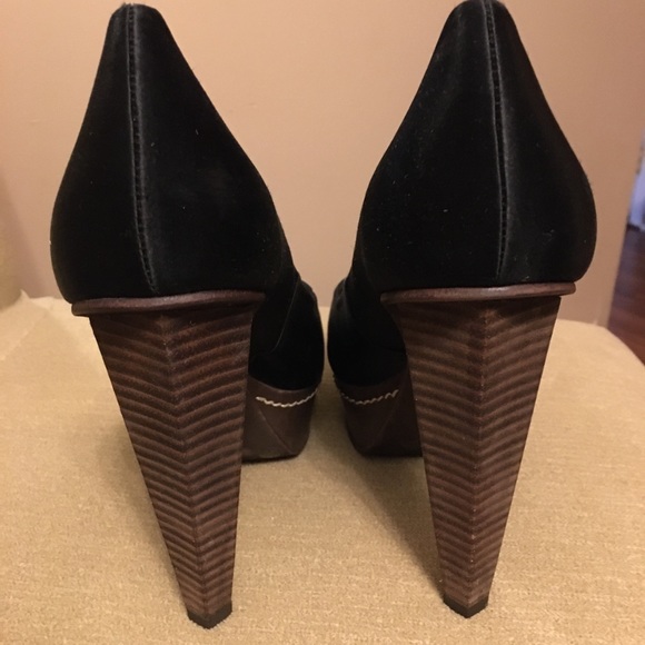 Beautiful Satin BCBG MaxAzria Black Heels ! - Picture 2 of 8